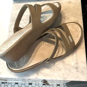 Crocs women’s low wedge slide tan size 8